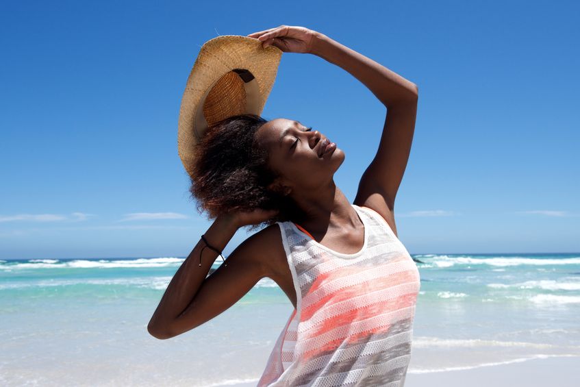 Alcuni consigli per la routine estiva dei capelli afro